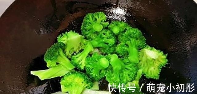焯水|炒西兰花时,直接焯水就错了,饭店都是这样做,难怪那么好吃