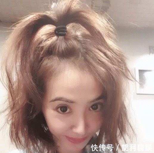 丸子头已经土得掉渣了，马尾和辫子的组合，才是时髦精！