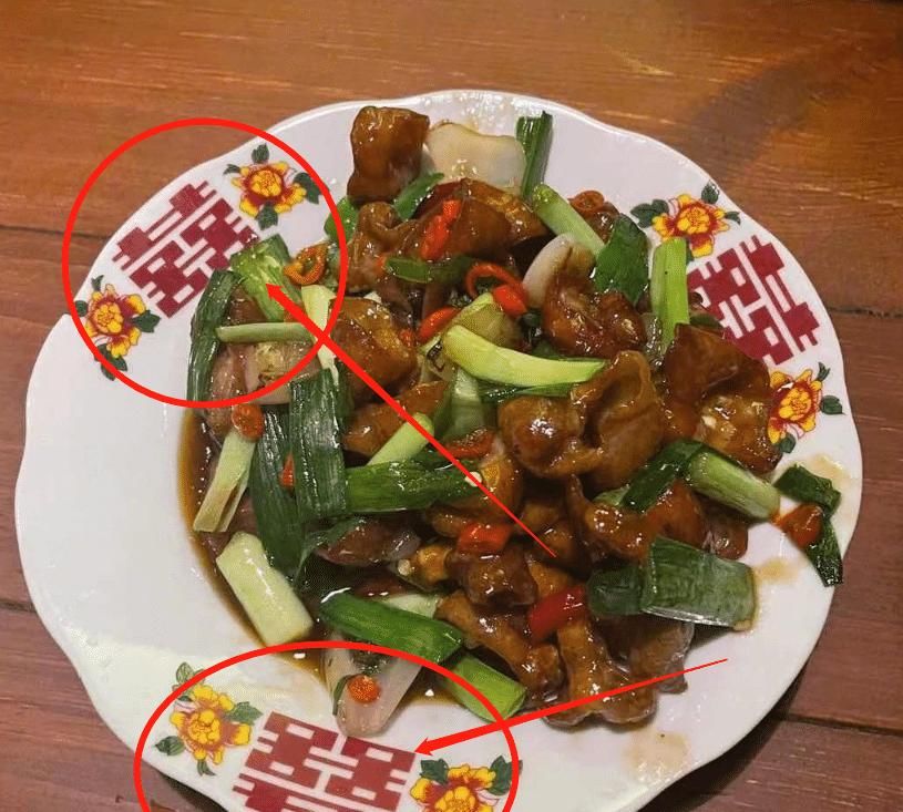 盘子 王源下厨做饭晒美食，放辣椒超有食欲，我却在关注盘子上的囍字