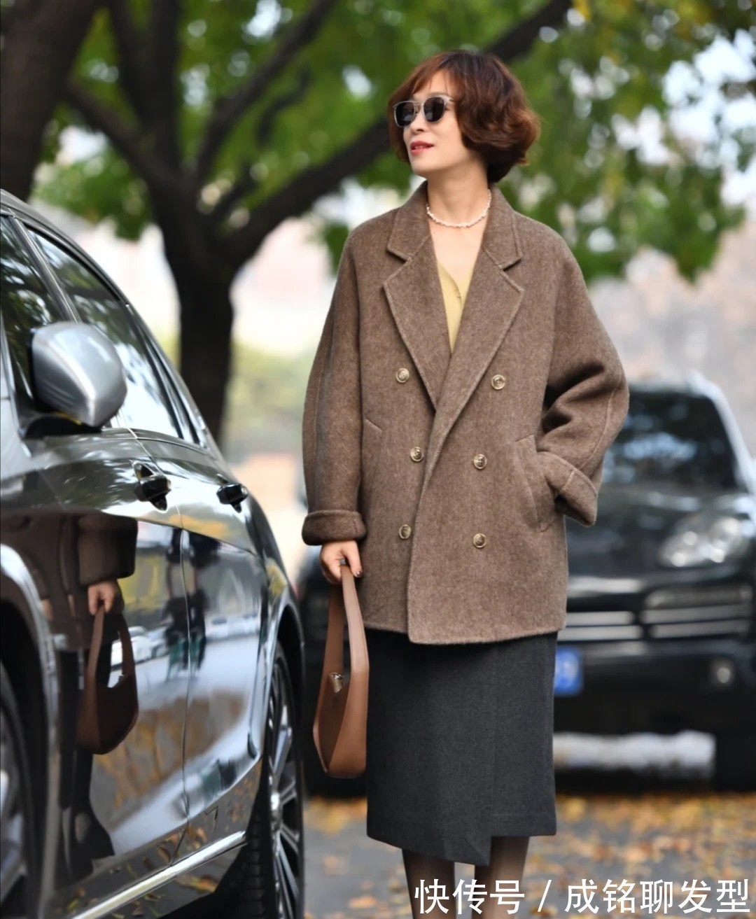 裤装 奔六的妈妈们这样打扮,自然真实不装嫩,既保暖时尚又显年轻