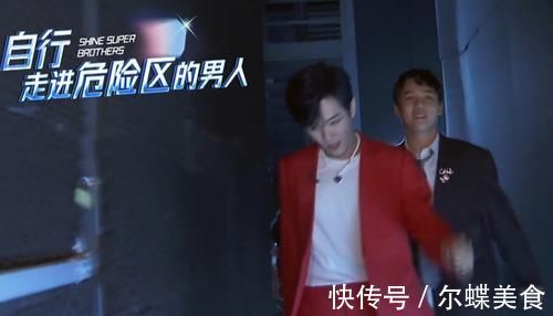 印小天|李汶翰初舞台被评为倒数，粉丝不满集体抗议，镜头切到台下许幻山表情太真实