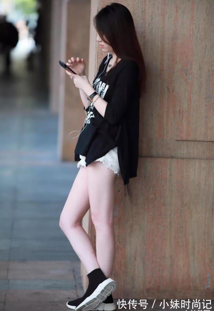 妈妈 街拍:打扮很时尚休闲的性感靓丽辣妈,当了妈妈身材一点也没走样