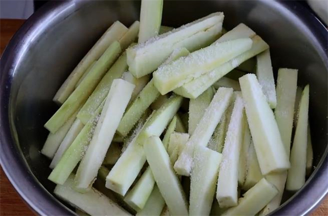 炒茄子怎么做好吃？教你一招，茄子不吸油，好吃又下饭，真香