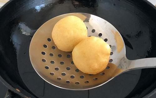  咸蛋|土豆的高级吃法，配上肉松和咸蛋黄，外酥里糯，咸鲜适口易操作