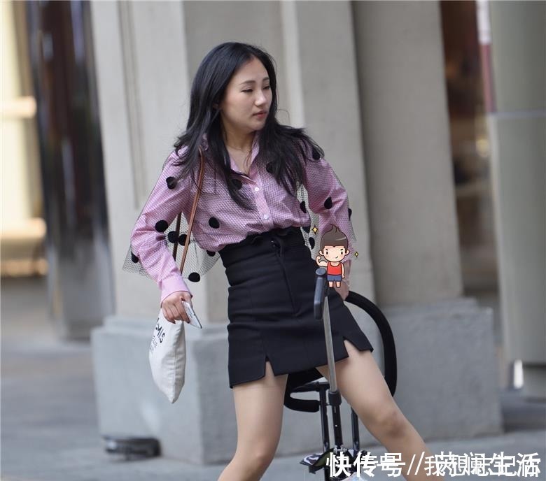 小白靴|街拍辣妈刚买一个儿童车，自己拿来骑了！