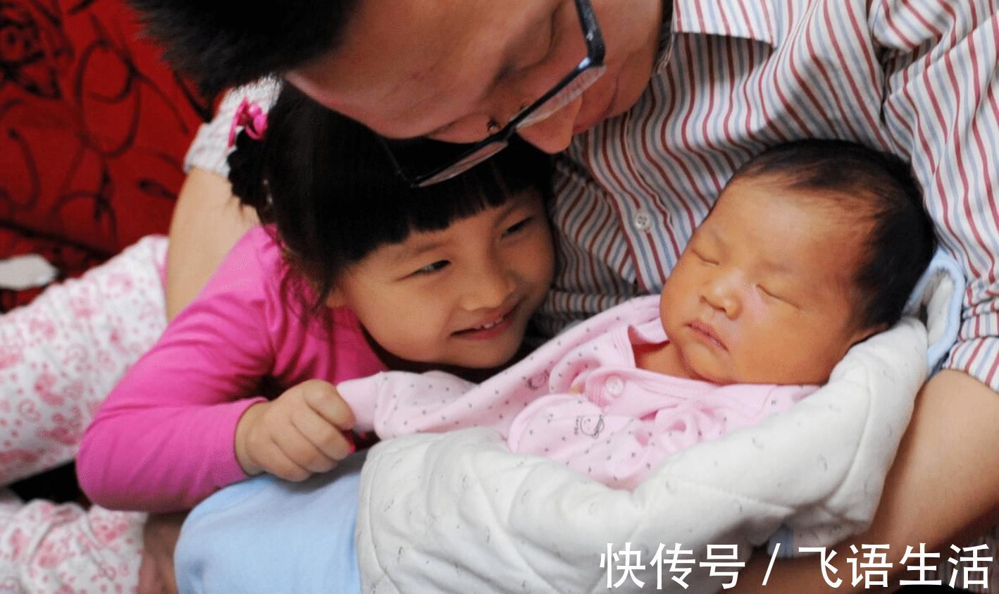 亲近|哥哥一亲近妹妹,妹妹却莫名哭闹,宝妈掀开妹妹衣服失声痛哭