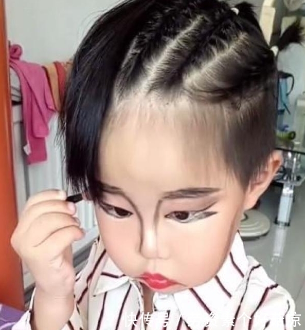 众人|“女孩”在家练习化妆,妆化好了后,众人感觉事情没这么简单