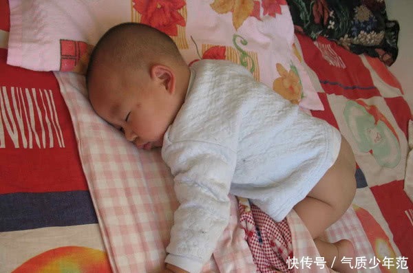 穿衣|新生儿宝宝究竟是怕冷还是怕热？盖被、穿衣有门道，准妈妈早知道
