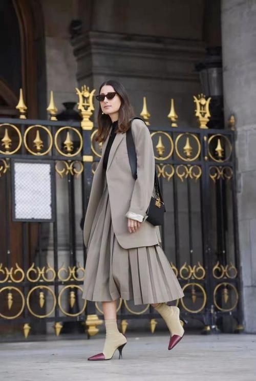 怪不得女人都不穿小白鞋了,今年流行“彩色靴”,时髦显高又耐脏