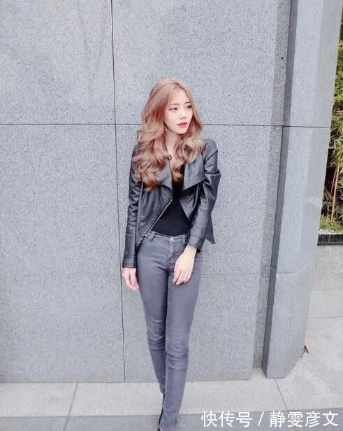 蕾丝|街拍：黑色连衣裙搭配高跟鞋，怎么穿都别有一番韵味