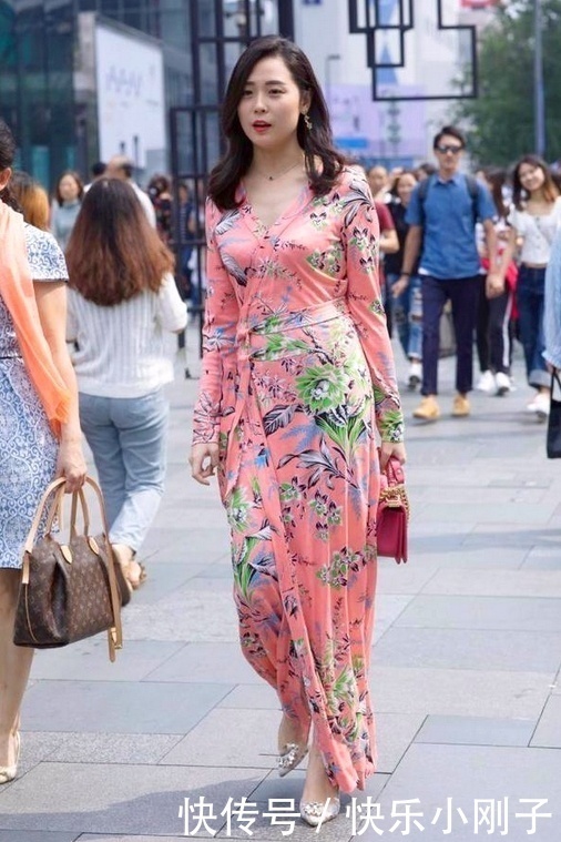 优美|初秋选择轻柔长裙,拥有优美的曲线姿态,网友:男友驾驭得了?