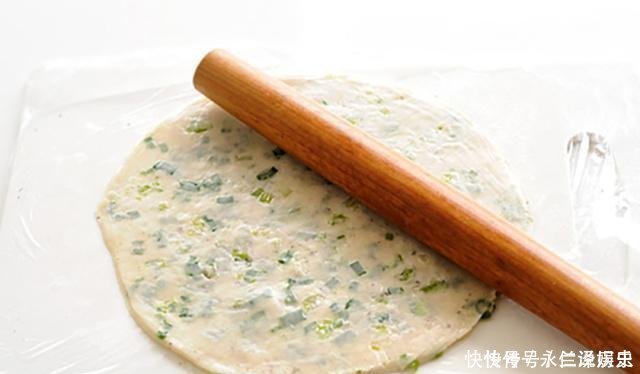 葱油饼新吃法,不用揉面,不用烫面,外酥里嫩,放凉了也不会硬