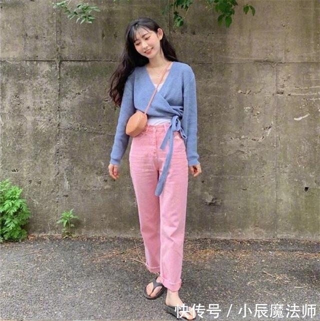 搭配|路人街拍，休闲西装搭配蓝色牛仔裤，非常的洋气