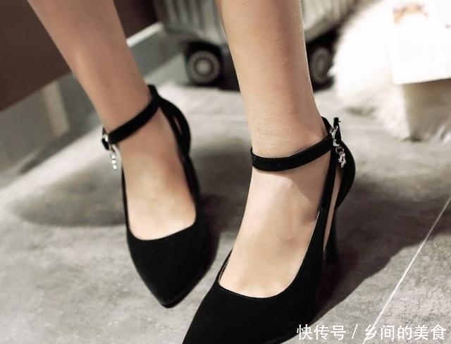 细跟鞋尽显优雅女人味,展现出与众不同的气质