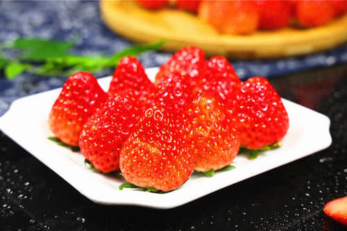  将草莓|清水洗草莓，比没洗还脏，教您2个小妙招，虫卵和污垢自动溜出来