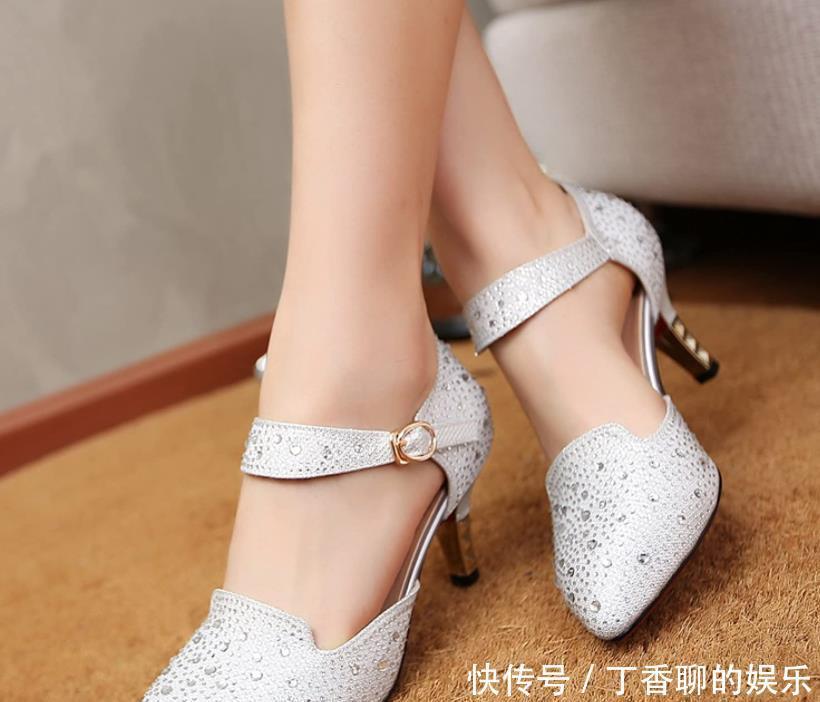 文雅范儿|露趾细跟高跟鞋，凸显柔美风情，不经意间流露文雅范儿