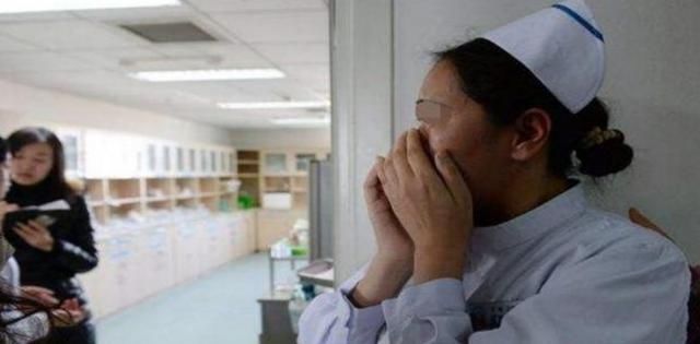 护士|孕妇在产房生了第二个孩子,但只有女儿在外面等着护士询问后哽咽了