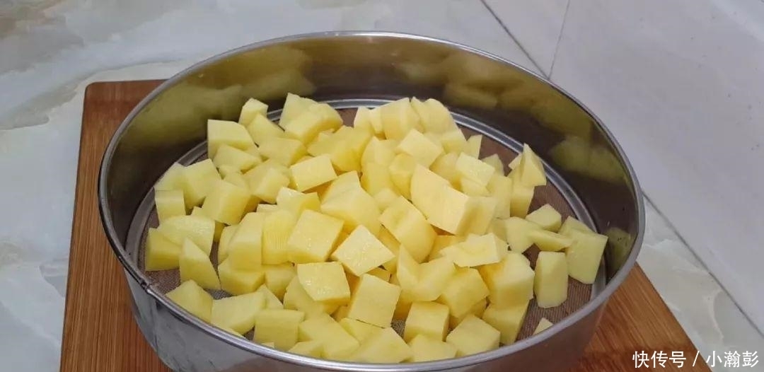 土豆又出新吃法，教你简单一做，比干锅土豆做法简单，比薯条好吃