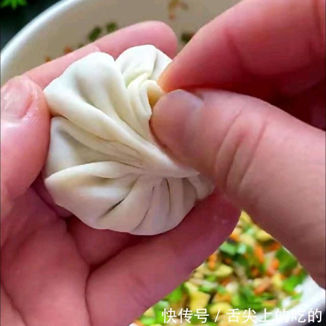 饺子皮|天热我就爱吃这种包子，简单省力，一煎就可以，一周吃六次都不腻