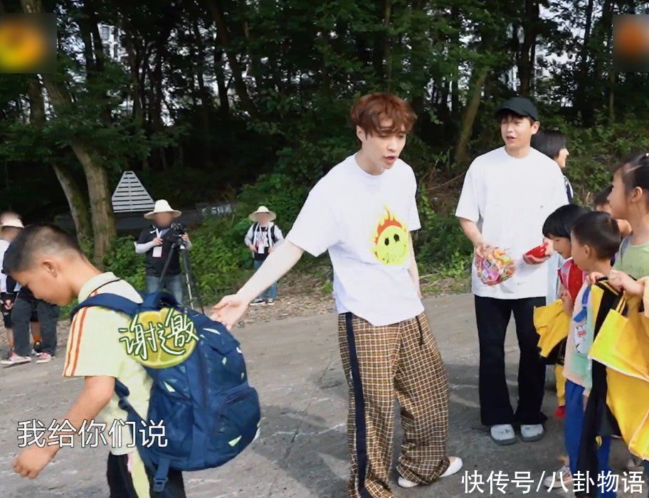 小朋友|张艺兴外出招呼小朋友，却意外偶遇“吴亦凡”，下意识表情太好笑