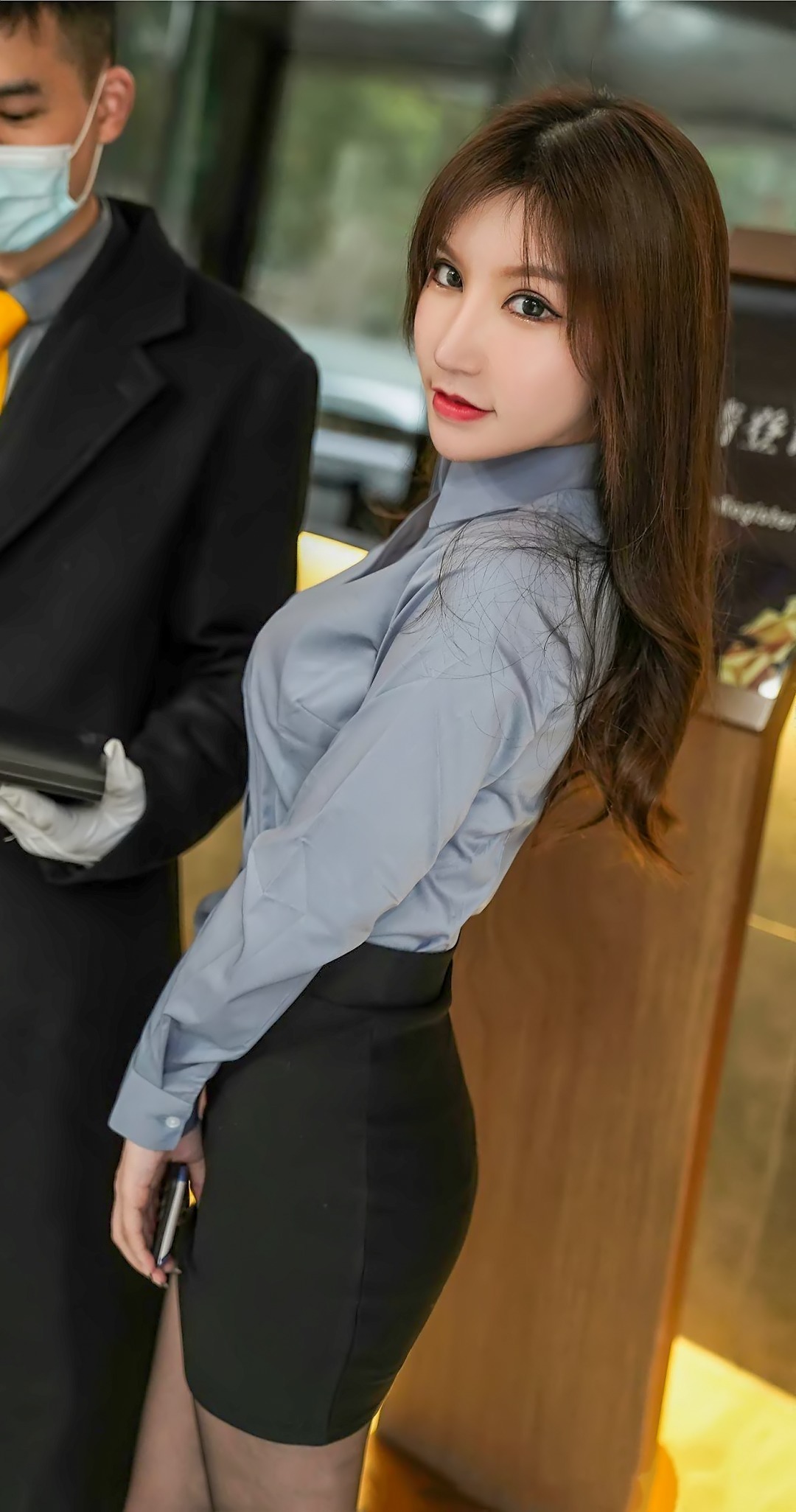 穿搭|美女OL穿搭:性感黑色包臀裙配灰色衬衫,高跟鞋衬托出丰韵婷婷