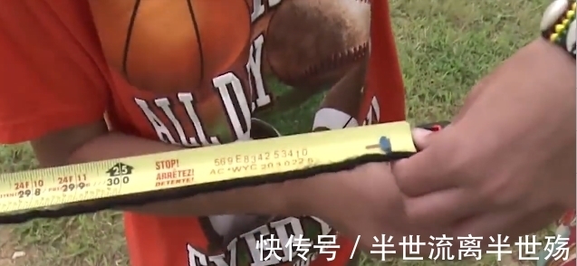 女性|头发最长的女性,出门头发都要装包里,洗一次头要几瓶洗发水