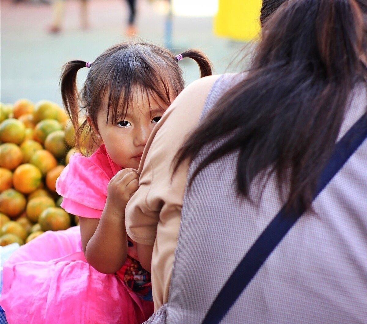 好奇心|不哭了,妈妈把手机还给你。到底该不该让孩子玩手机?答案来了