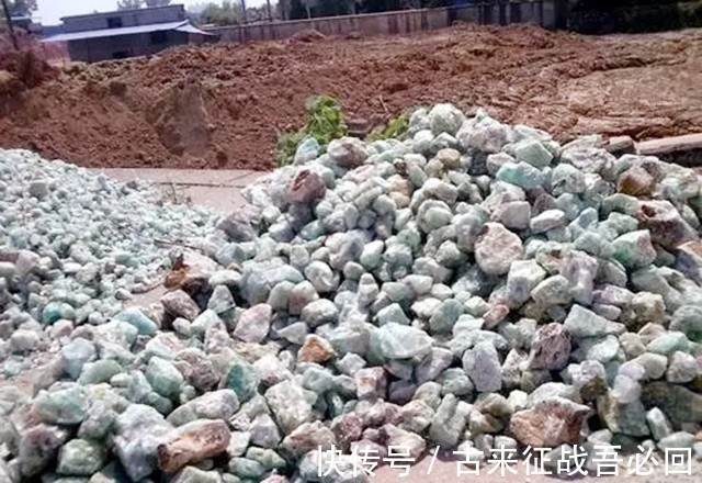 夜明珠@男子承包矿山挖出重6吨夜明珠,估值26亿卖不掉,放在公园成路灯