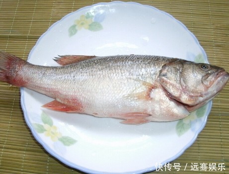 清蒸鲈鱼时,只加葱姜是不对的,用上1招,鲈鱼鲜香入味还不腥