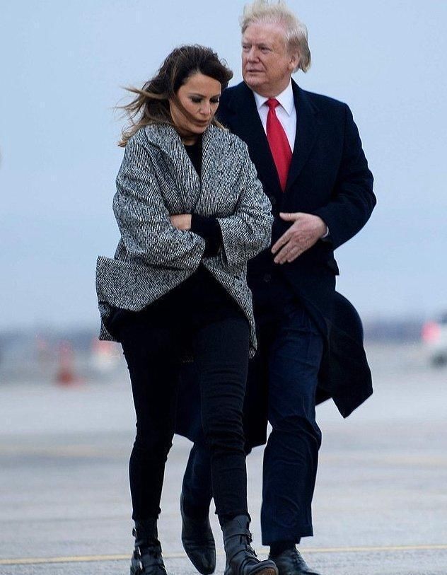 包忙|凯特穿短裙遇狂风,捧着花夹着包忙用手遮,频露打底努力挤笑好尬