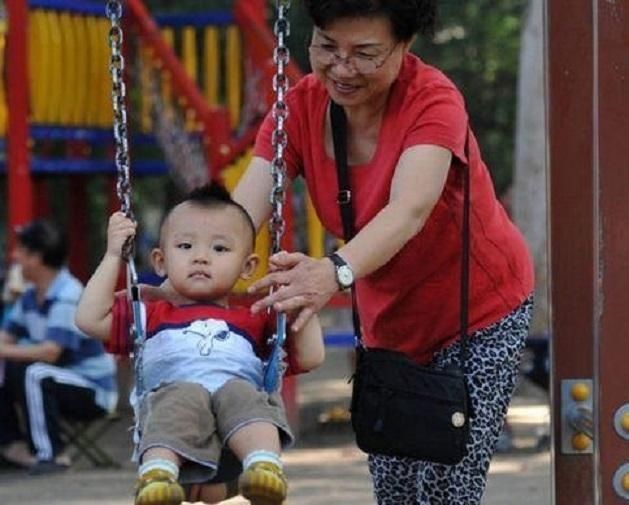 奶奶|女儿从“露西”变成“翠花”，中间只差一个亲奶奶的喂养，真神奇