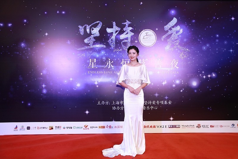 上半身|“眉姐姐”看着更美了,穿白色的长裙,身材显得好纤细啊