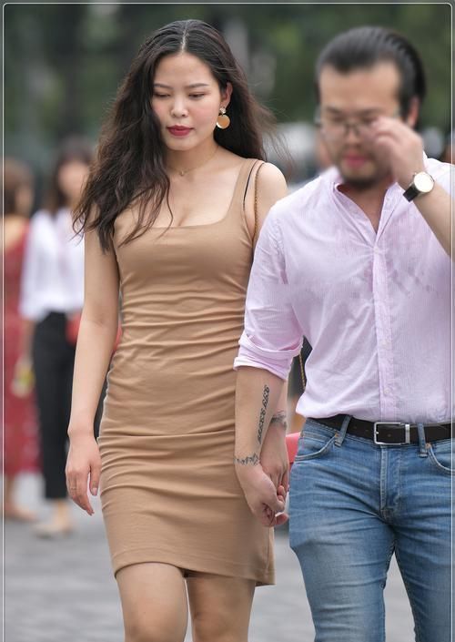 浅口鞋 肉色修身连衣裙搭配红色浅口鞋,经典百搭,尽显优雅大气