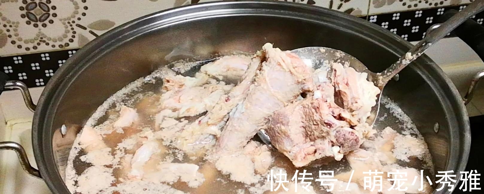 炖羊肉时，记住“一不要二不放”，羊肉不腥不膻也不柴，羊汤鲜美