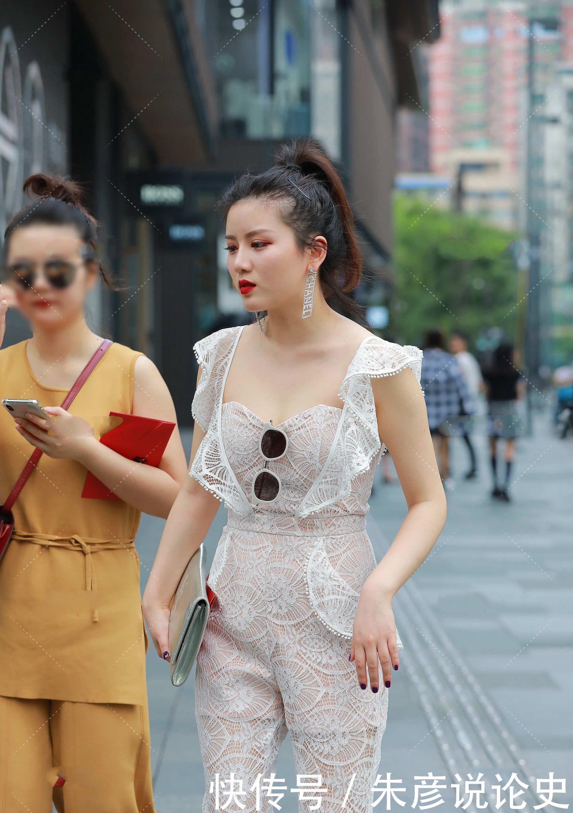 白色套装显高级，搭配高跟鞋穿，气场很强大