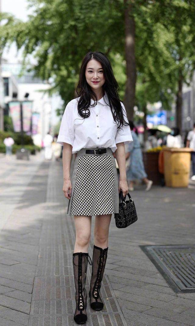 街拍:身材丰腴的美女,身材苗条有致,戴着墨镜潮范十足