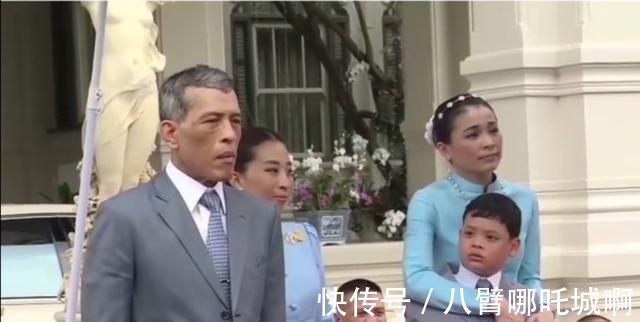 造型|泰国王后造型翻车!蓝色眼影搭配粉色腮红太土了,珍珠发夹也雷人!