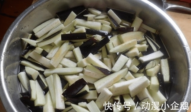 大厨|炒茄子先放油？难怪炒出来的茄子不好吃，大厨来告诉你正确的做法
