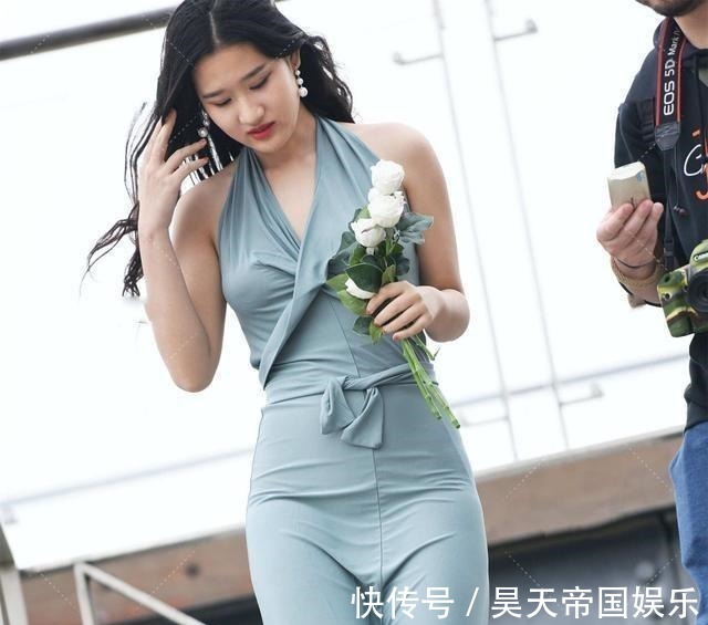 雾霾 雾霾蓝色高级优雅,和连衣裙组合在一起,显现浪漫温婉的轻熟风格!