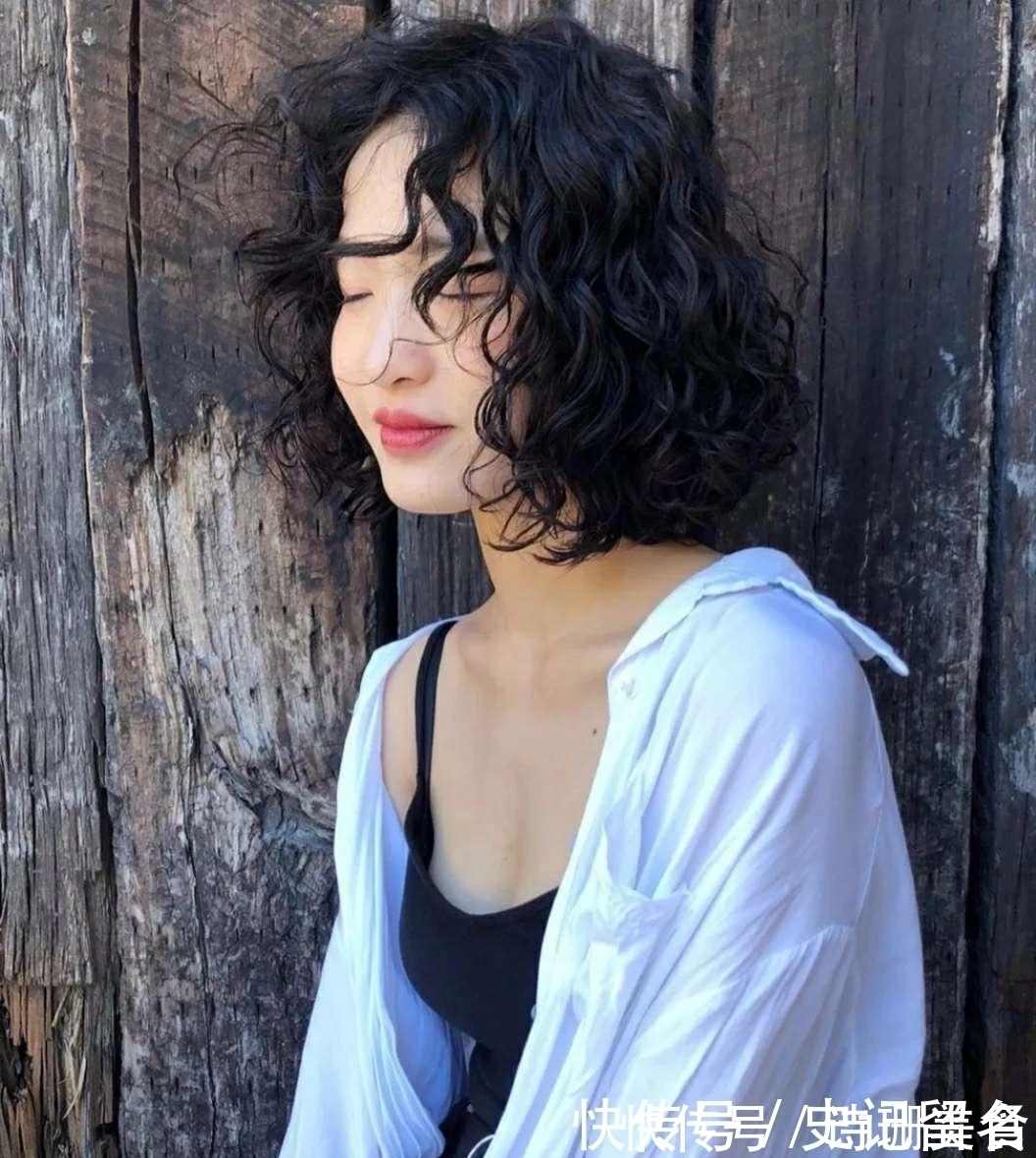 短卷发 发量少的女生适合什么发型?时尚漂亮的短卷发最适合你!