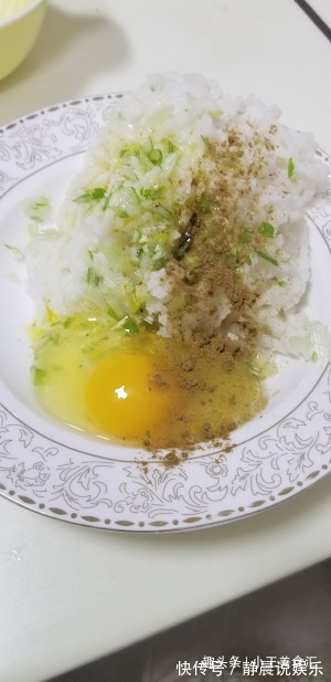 剩米饭粒粒是宝，教你秘制新吃法，不炒蛋不熬粥，出锅全家流口水