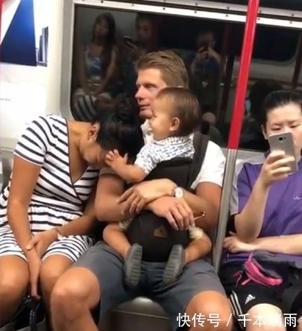 女乘客|宝宝跟爸爸坐地铁,女乘客睡着头靠在爸爸肩上,宝宝的反应太逗了