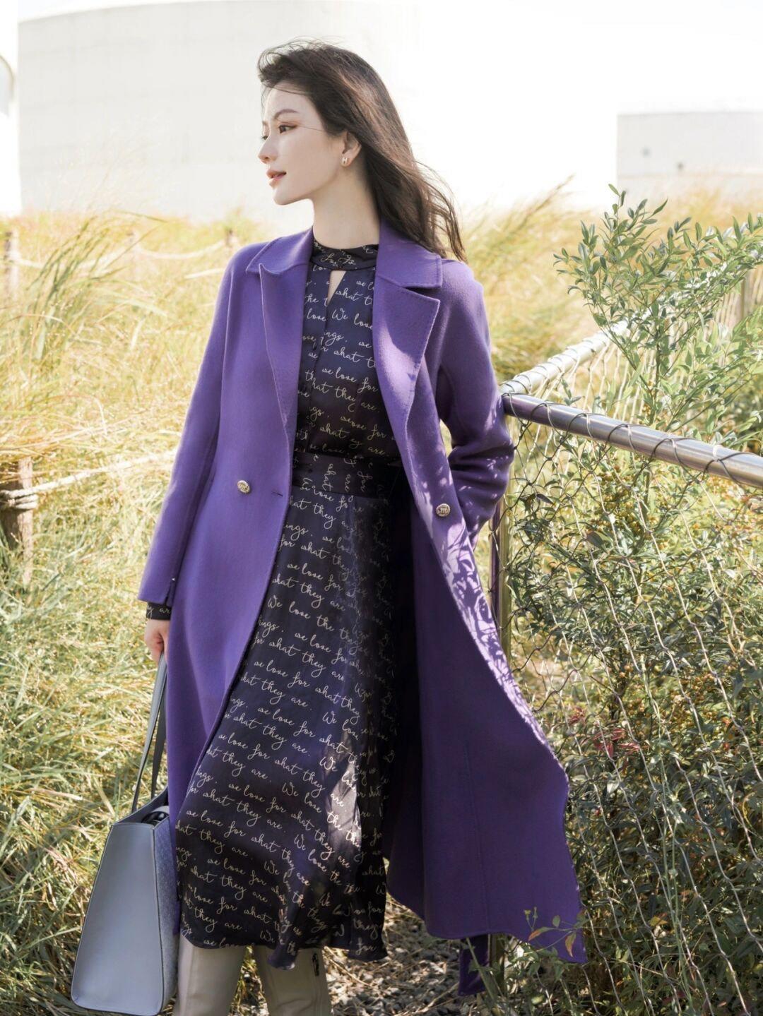 紫色大衣外套 秋冬怎样搭配出知性优雅的气质,碎花裙+紫色大衣外套,时髦又不失女人味!