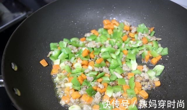 中午和老妈吃的猫耳朵,金灿灿又香又软特入味,没忍住吃了一大碗!