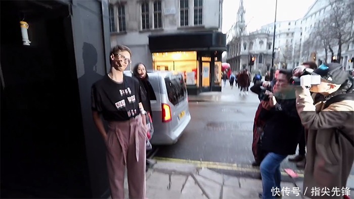 100块把土鳖宅男变鲜肉超模,英国俩沙雕小哥把时尚圈玩坏了