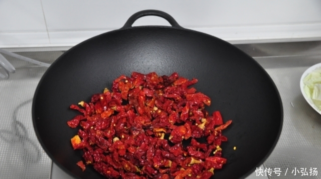 秋冬季节吃白菜,一斤不到三块钱,简单一炒就能上桌