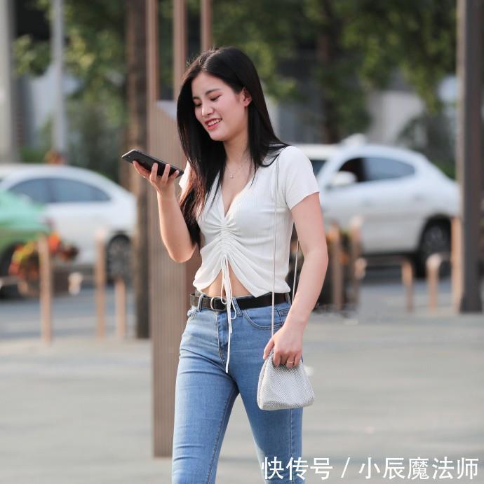 美女穿搭穿紧身牛仔裤,大长腿无人能及,轻松营造女神气息