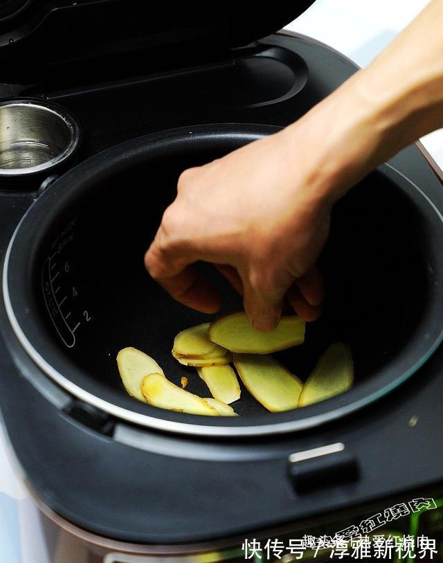 三黄鸡|嘴馋想吃肉了,买只鸡丢进电饭煲,没想到色泽诱人香味扑鼻真好吃