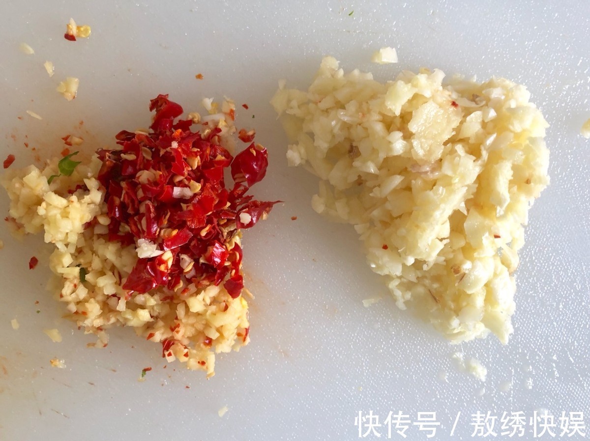 自制|自制香辣蒜香鸡爪,软糯入味,色泽诱人,好吃到舔手指