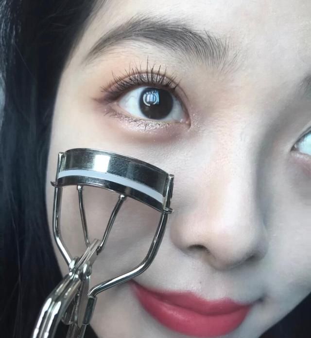 双眼|不会画“眼妆”的女生,只要掌握这4个技巧,放大双眼还好看!